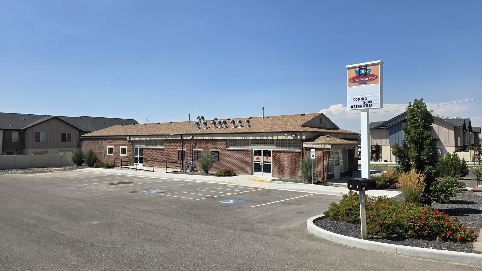 The brick exterior of Jerome Handy Wash at 921 N Lincoln Ave in Jerome, Idaho, with the pole sign and the open parking lot in front